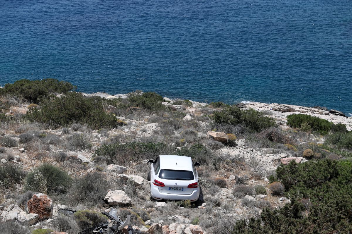 Αυτοκίνητο έπεσε στον γκρεμό στα Λιμανάκια Βουλιαγμένης μετά από τροχαίο – Απεγκλωβίστηκαν δύο ηλικιωμένοι