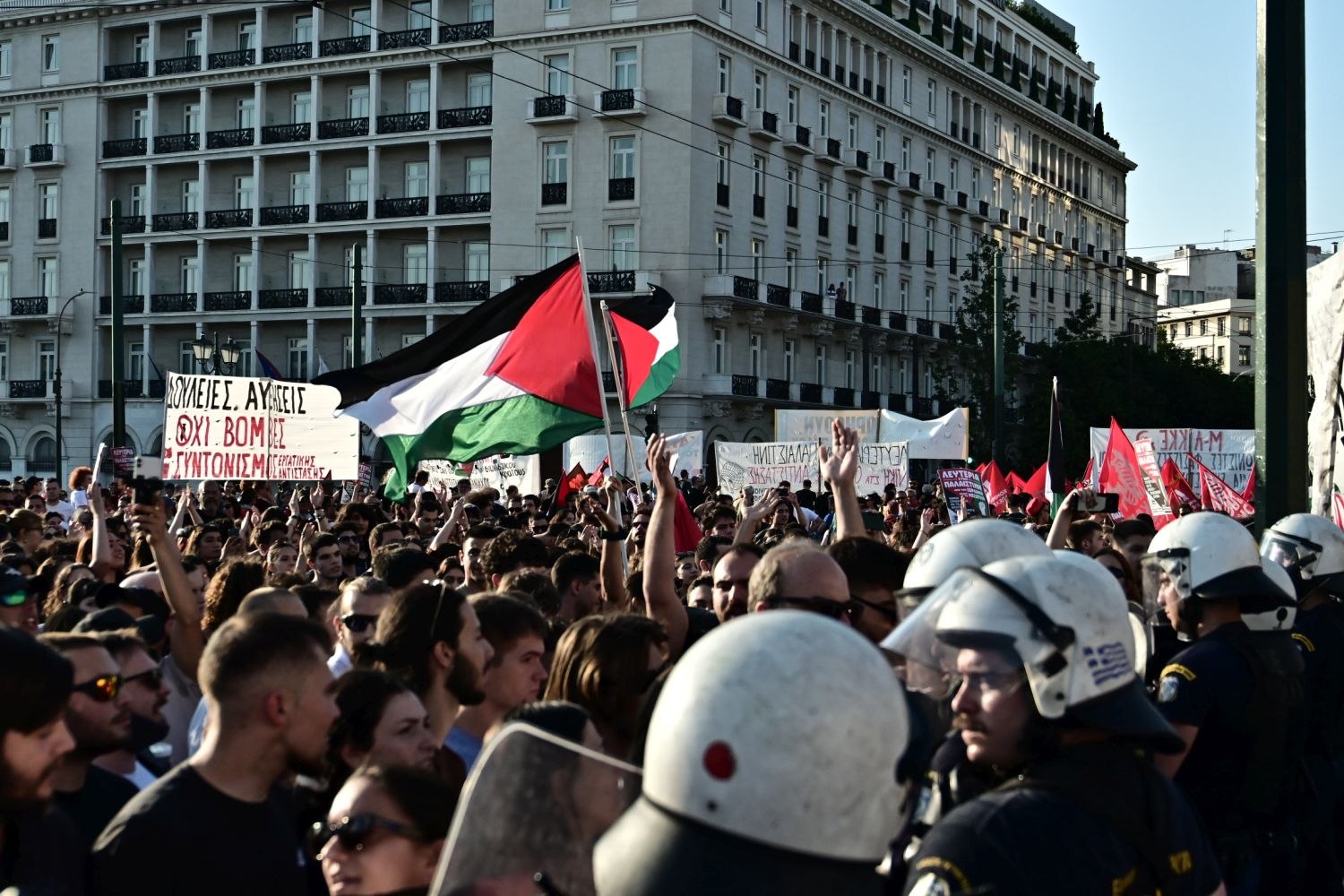 Συγκέντρωση υπέρ της Παλαιστίνης στο Σύνταγμα – Ισχυρή δύναμη των ΜΑΤ στο σημείο