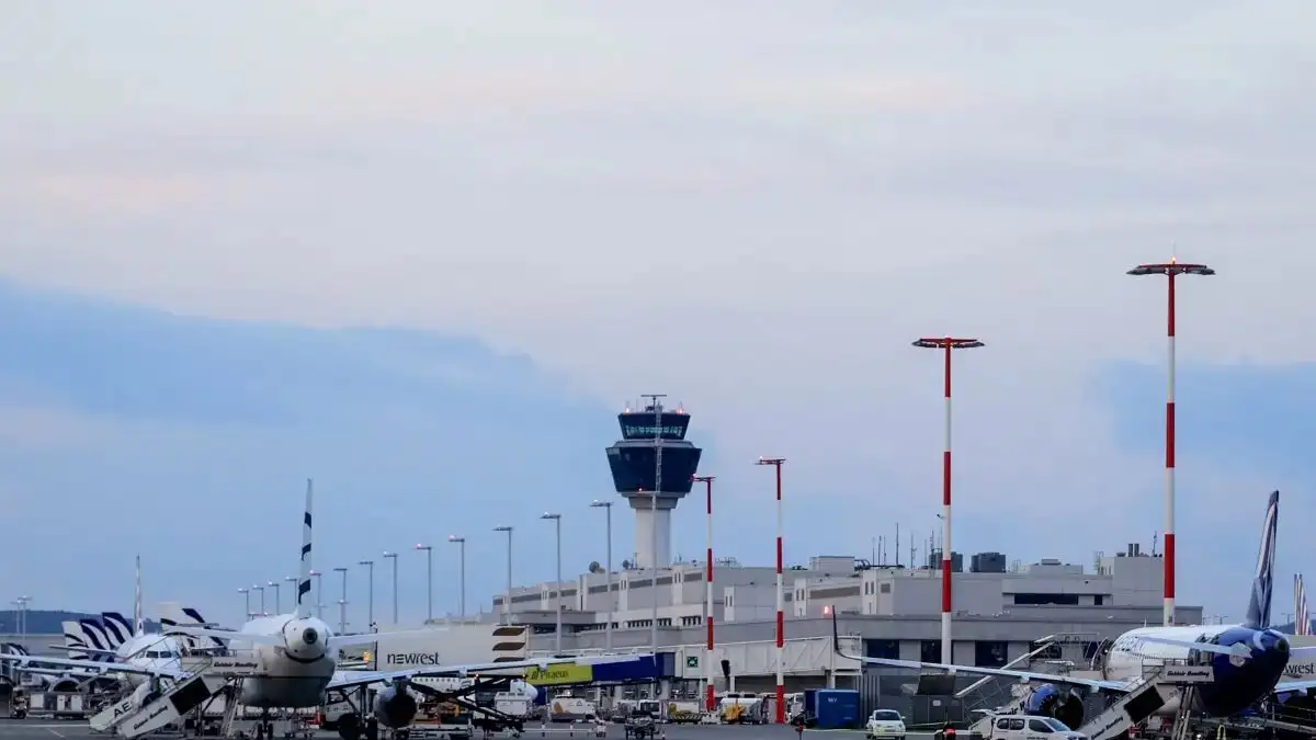 Κυβερνοεπίθεση σε αεροδρόμια: Συνεχίζονται οι καθυστερήσεις σε Χίθροου, Βερολίνο και Βρυξέλλες – «Οι πτήσεις θα επιρεαστούν για μέρες», προειδοποιούν οι ειδικοί