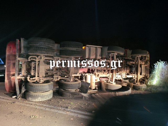 Γέμισε πέτρες ο δρόμος από ανατροπή νταλίκας στην Αλίαρτο (ΒΙΝΤΕΟ)