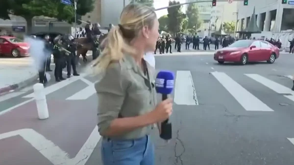 Λος Άντζελες: Η στιγμή που αστυνομικός πυροβολεί δημοσιογράφο την ώρα του ρεπορτάζ για τα επεισόδια