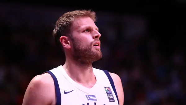 Η ΑΕΚ εξετάζει τον Βασίλη Χαραλαμπόπουλο