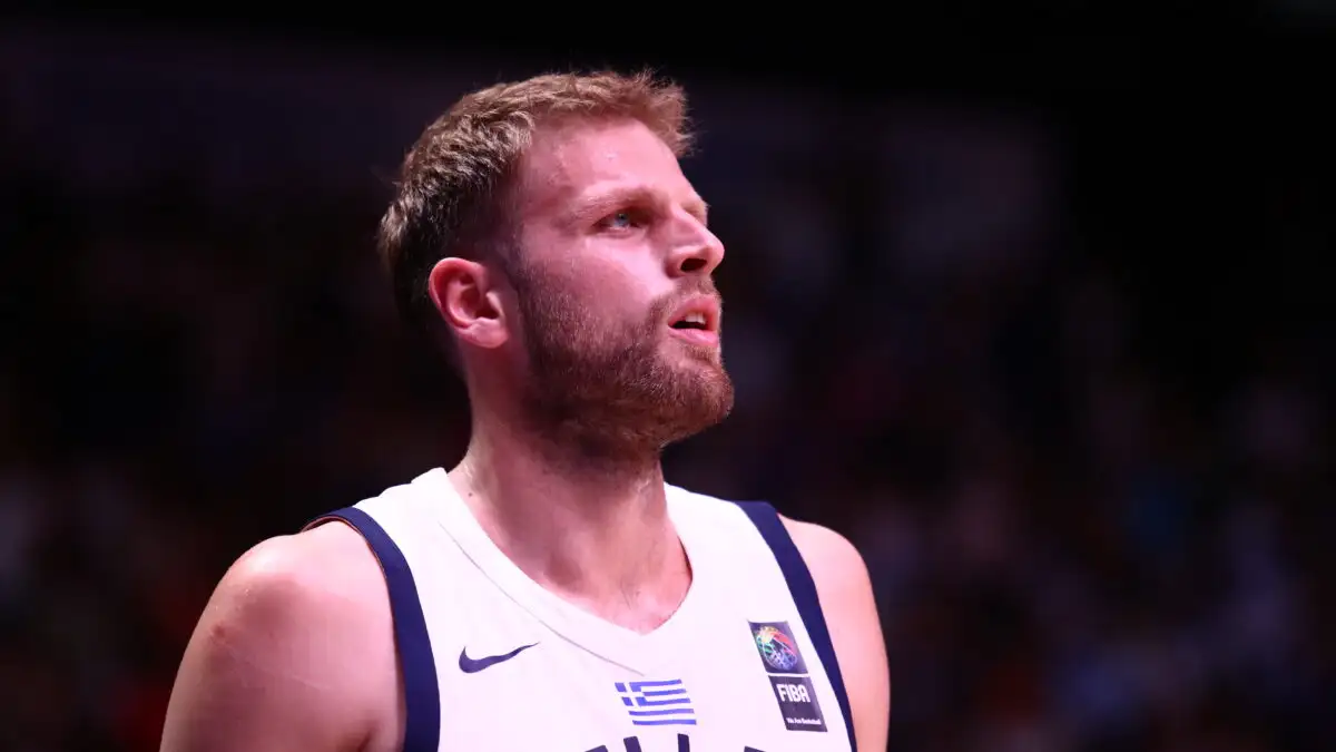 Η ΑΕΚ εξετάζει τον Βασίλη Χαραλαμπόπουλο