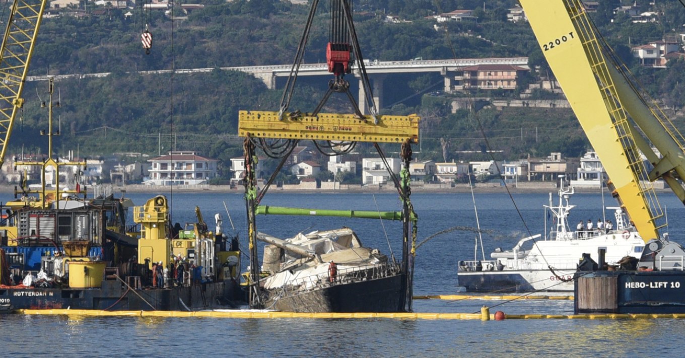 Ανασύρθηκε από τον βυθό του Παλέρμο το Bayesian 10 μήνες μετά το ναυάγιο με τους 7 νεκρούς, ανάμεσά τους και ο δισεκατομμυριούχος Μάικ Λιντς