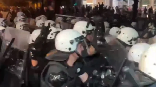 Σοβαρά επεισόδια στο Βελιγράδι: 48 τραυματίες αστυνομικοί και 77 συλλήψεις μετά τις ταραχές