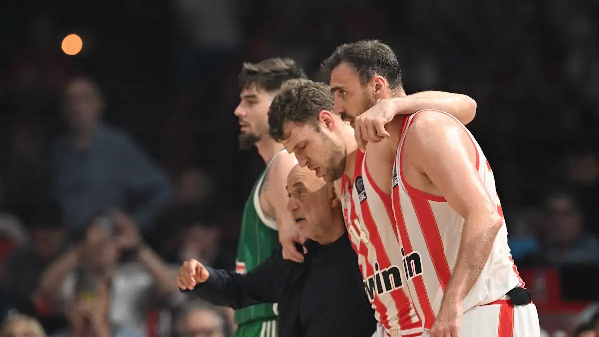 Ο Σάσα Βεζένκοφ αποχώρησε υποβασταζόμενος από το Ολυμπιακός – Παναθηναϊκός