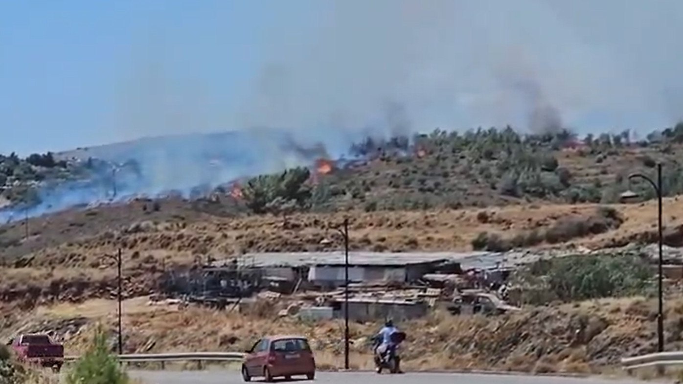 Φωτιά στη Χίο – Μήνυμα από το 112 «απομακρυνθείτε προς το κέντρο της πόλης»