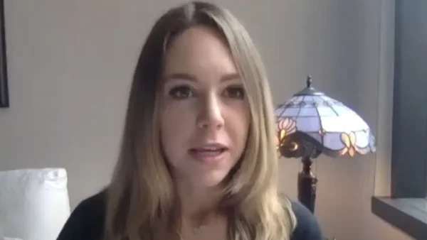 Ποια είναι η Νατάσα Μπέρτραντ, η 33χρονη δημοσιογράφος του CNN που ο Τραμπ ζήτησε να την διώξουν «σαν σκυλί» για το ρεπορτάζ της για το Ιράν