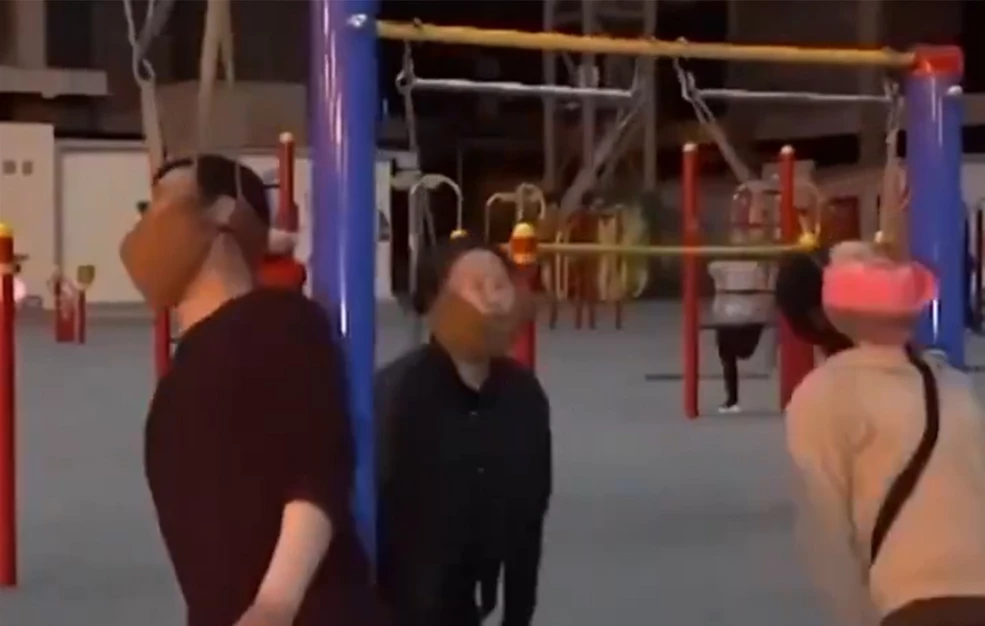 «Κρέμασμα από τον λαιμό»: Η επικίνδυνη viral τάση στην Κίνα για καλύτερο ύπνο – «Το ρίσκο είναι μεγάλο», προειδοποιούν οι ειδικοί