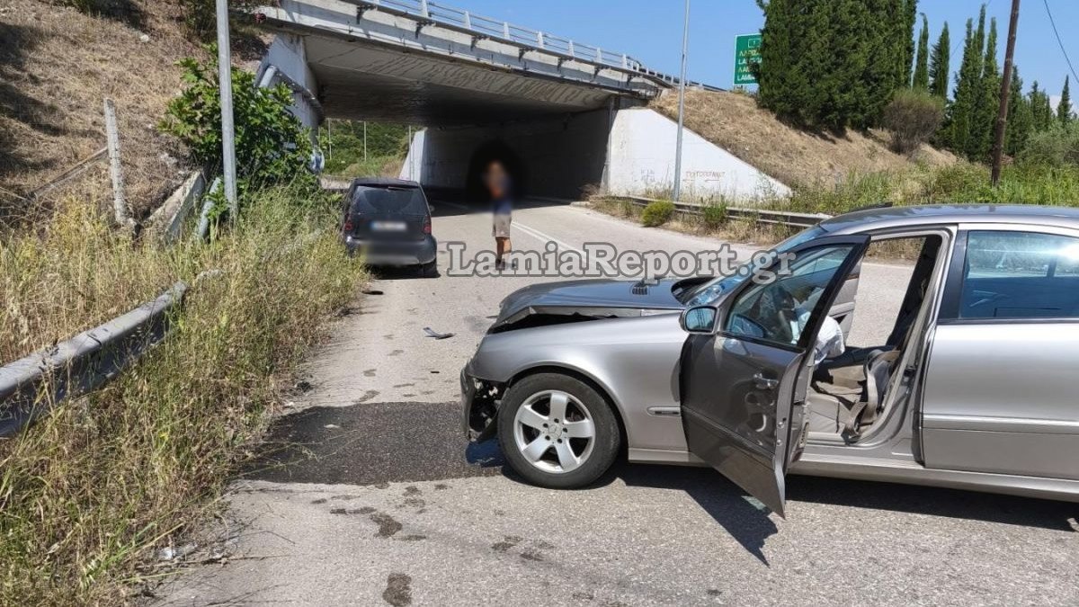 Τροχαίο στον παράδρομο της εθνικής έξω από τη Λαμία - ΦΩΤΟ