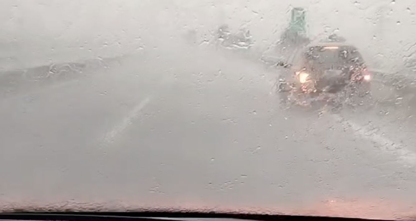 Από τα 40άρια... στα μπουρίνια - Λαμιώτης οδηγός έπεσε σε μπουρίνι - Δείτε βίντεο