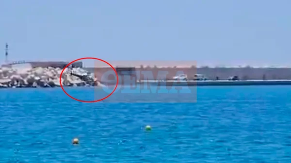 Ελικόπτερο έπεσε στη Μαρίνα Βουλιαγμένης - Σώοι και οι πέντε επιβαίνοντες, δείτε βίντεο