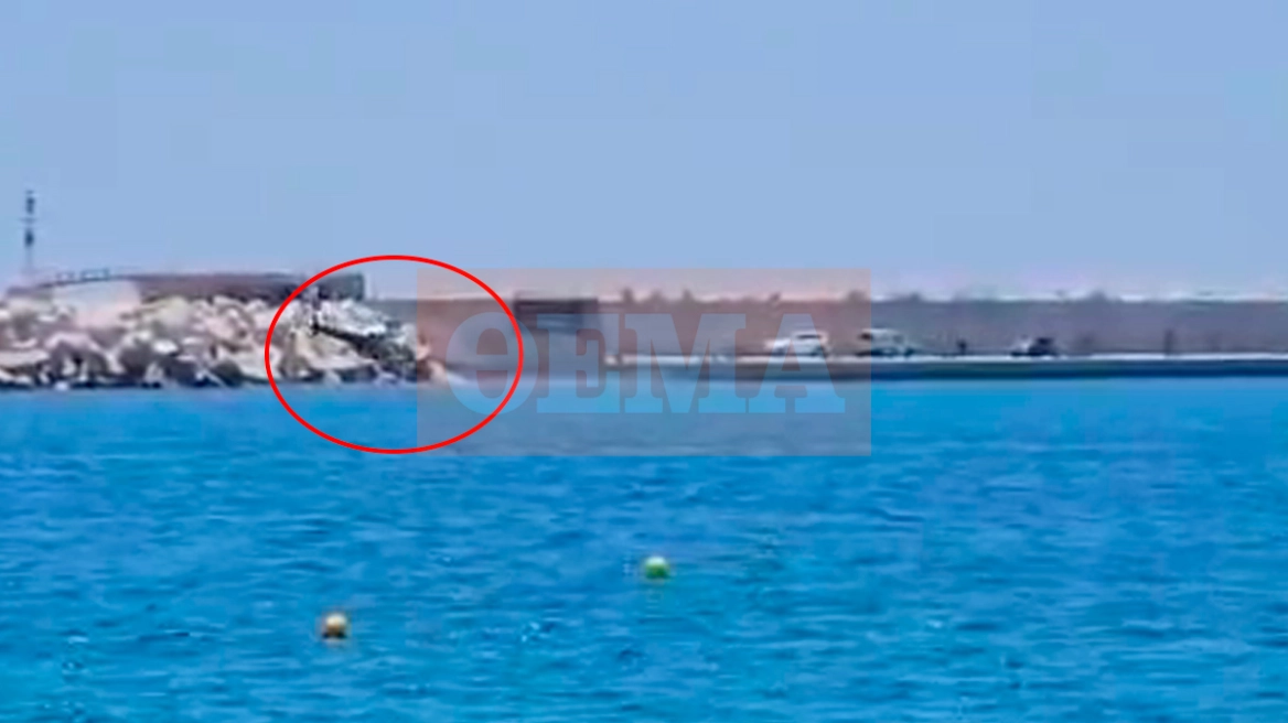 Ελικόπτερο έπεσε στη Μαρίνα Βουλιαγμένης - Σώοι και οι πέντε επιβαίνοντες, δείτε βίντεο