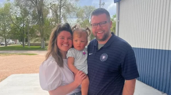 Γεννήθηκε στην 23η εβδομάδα και δεν ζύγιζε ούτε μισό κιλό: Την υιοθέτησαν οι νοσηλευτές που τη φρόντιζαν στη μονάδα εντατικής νοσηλείας