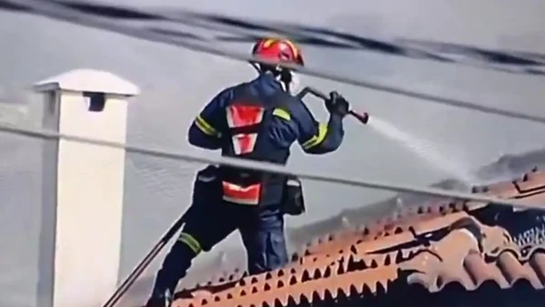 Από τη Φθιώτιδα ο ήρωας πυροσβέστης που ανέβηκε στη σκεπή για να σώσει σπίτι που καιγόταν (ΒΙΝΤΕΟ)