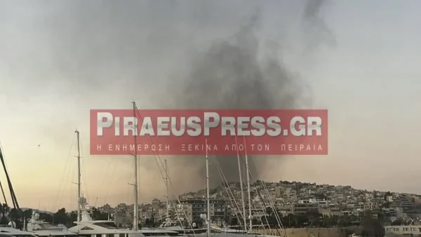 Νέο Φάληρο: Φωτιά σε οικόπεδο – Καίγονται σκουπίδια, ξερά χόρτα και πίσσα