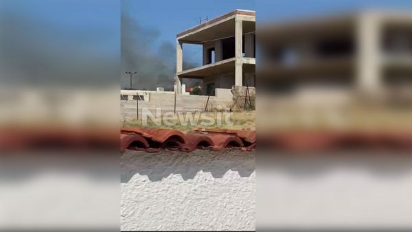 Φωτιά στη Σαλαμίνα στην περιοχή Ρέστη: Πυροσβέστες και ελικόπτερα «παλεύουν» με τις φλόγες