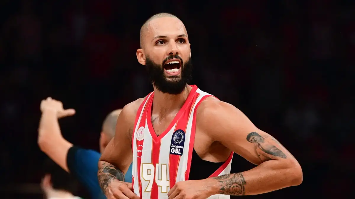 Ο Εβάν Φουρνιέ κάνει βόλτα στα γραφικά σοκάκια της Μυκόνου