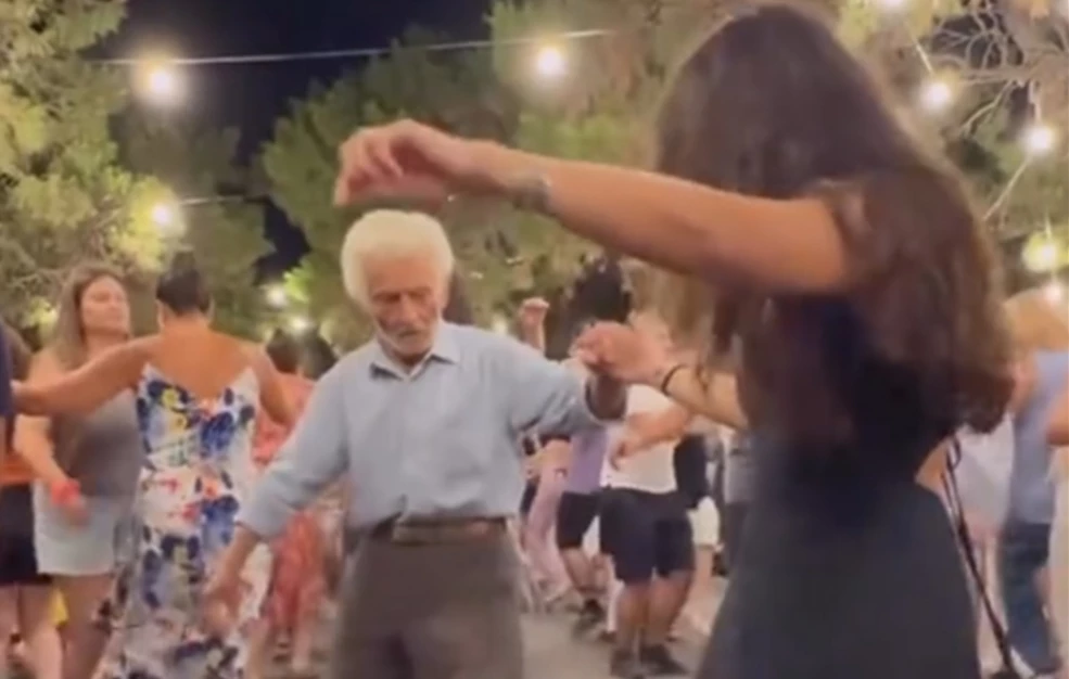 Για ακόμα μια χρονιά ο 92χρονος Γιώργος Κωβαίος χόρεψε με την αγαπημένη του εγγονή σε γλέντι στη Σχοινούσα