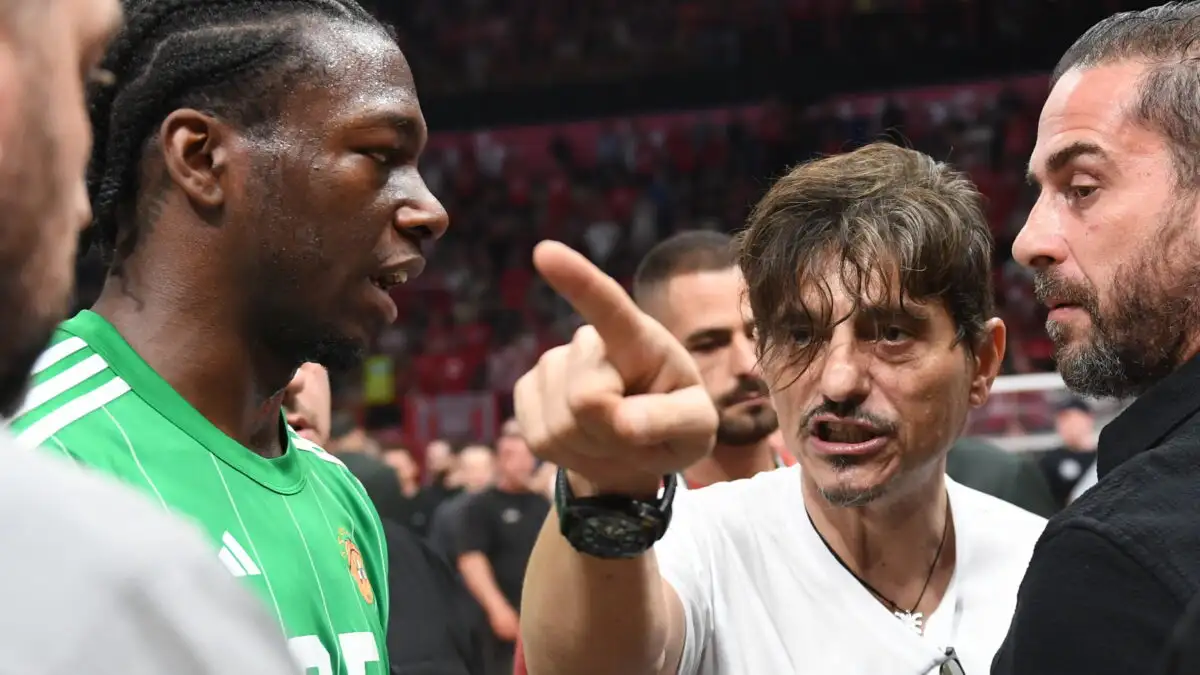 Ο Δημήτρης Γιαννακόπουλος στο αστυνομικό τμήμα Κηφισιάς για να παρουσιαστεί αυτοβούλως μετά τη μήνυση Σκινδήλια