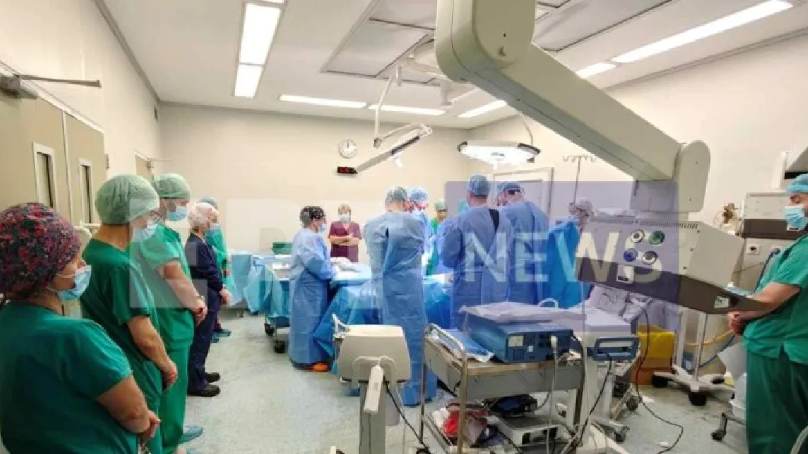 Συγκλονιστική στιγμή στο Πανεπιστημιακό Νοσοκομείο Πάτρας: Οι γιατροί τιμούν τον 14χρονο Σπύρο πριν τη λήψη των οργάνων του