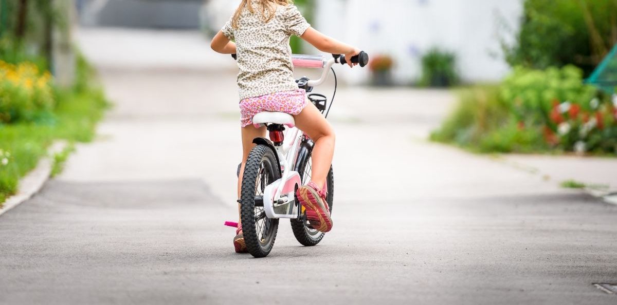 Μενίδι: 9χρονη παρασύρθηκε από αυτοκίνητο ενώ έκανε ποδήλατο – Νοσηλεύεται σε ΜΕΘ και δίνει μάχη για τη ζωή της