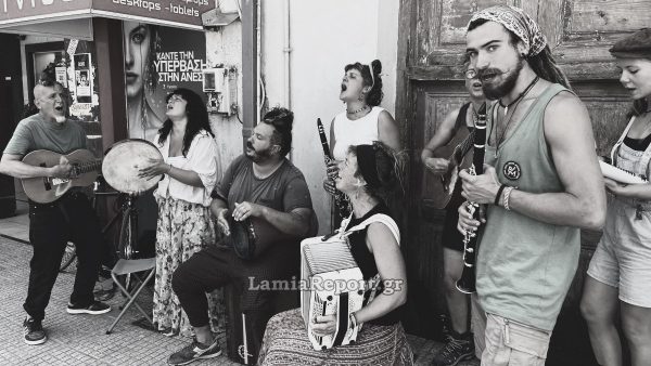 Νομάδες μουσικοί βρέθηκαν στο κέντρο της Λαμίας και τους ξεσήκωσαν όλους! (ΒΙΝΤΕΟ-ΦΩΤΟ)