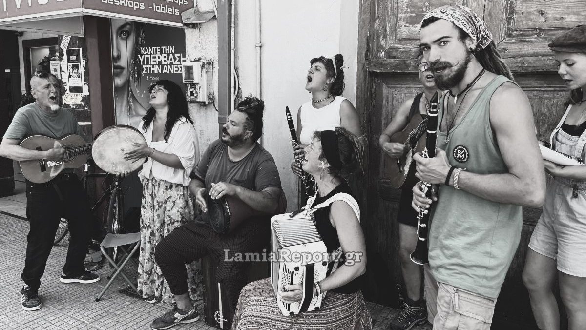 Νομάδες μουσικοί βρέθηκαν στο κέντρο της Λαμίας και τους ξεσήκωσαν όλους! (ΒΙΝΤΕΟ-ΦΩΤΟ)