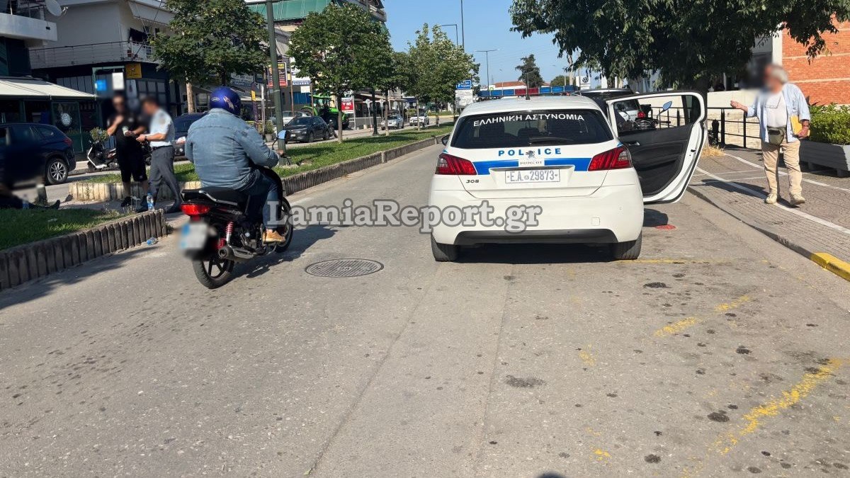 Λαμία: Μηχανάκι έκανε αναστροφή και προκάλεσε την πτώση άλλου δικυκλιστή, τον οποίο στη συνέχεια εγκατέλειψε πεσμένο στον δρόμο (ΒΙΝΤΕΟ)