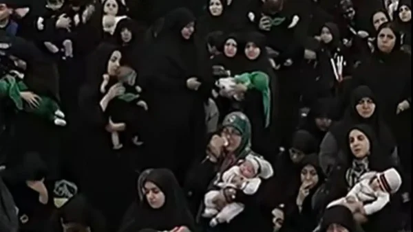 Ιράν: Μητέρες υψώνουν τα μωρά τους προσφέροντάς τα συμβολικά ως μάρτυρες – «Δεν φοβόμαστε τίποτα»