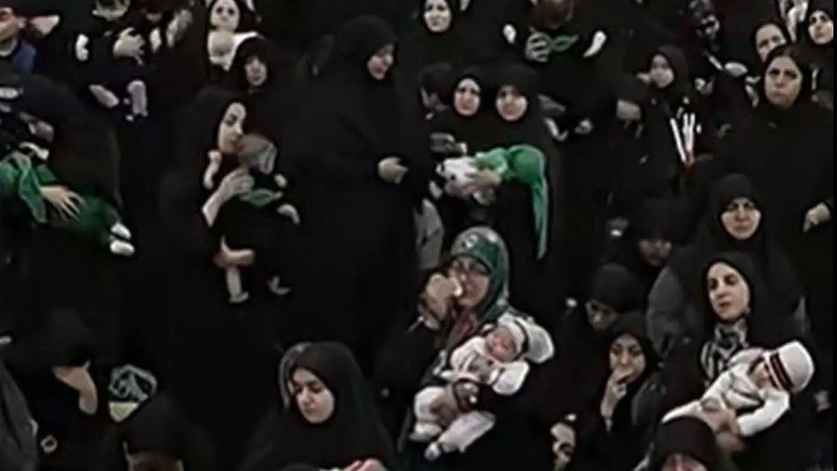 Ιράν: Μητέρες υψώνουν τα μωρά τους προσφέροντάς τα συμβολικά ως μάρτυρες – «Δεν φοβόμαστε τίποτα»