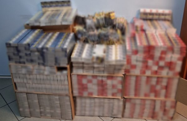 Τον έπιασαν με 4.900 λαθραία πακέτα τσιγάρων (ΦΩΤΟ)