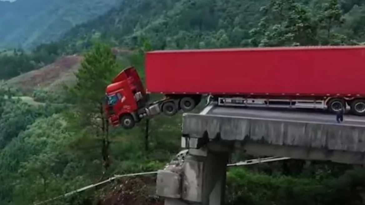 Βίντεο: Νταλίκα κρέμεται στο κενό μετά από κατάρρευση γέφυρας στην Κίνα λόγω σφοδρών βροχοπτώσεων