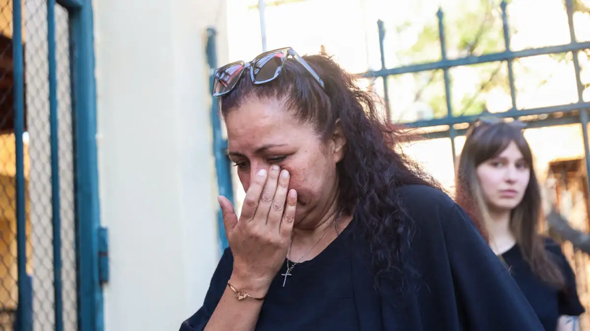 Η μητέρα της Γρίβα απέναντι στον δολοφόνο: «Δες τη φωτογραφία με το μνήμα της. Βλέπεις που είναι η Κυριακή τώρα; Κάθαρμα!»