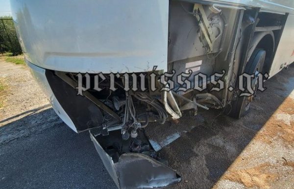 Σύγκρουση λεωφορείου με ΙΧ στο ύψος της Αλιάρτου