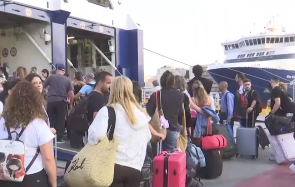 Φεύγουν για το τριήμερο του Αγίου Πνεύματος οι Αθηναίοι – Μεγάλη έξοδος από το λιμάνι του Πειραιά