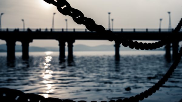 Σύγκρουση δύο φορτηγών πλοίων μέσα στο λιμάνι της Χαλκίδας