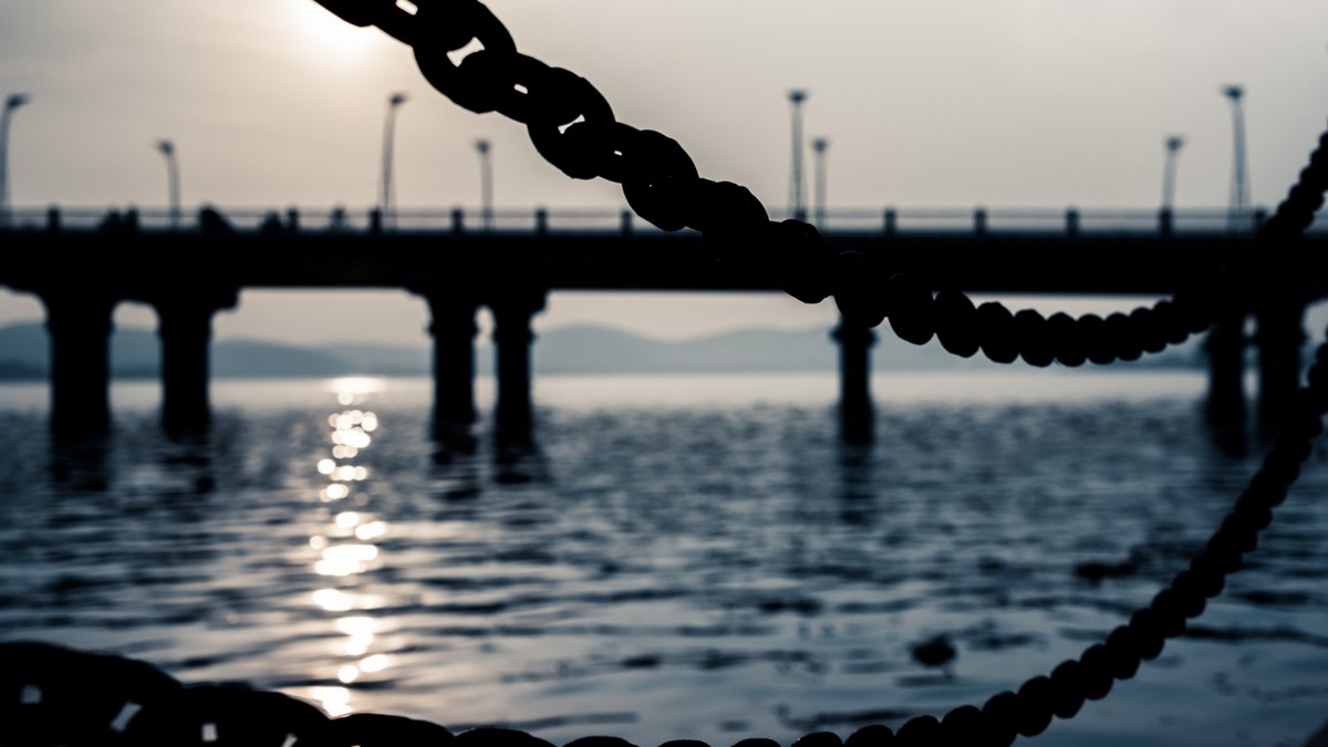 Σύγκρουση δύο φορτηγών πλοίων μέσα στο λιμάνι της Χαλκίδας