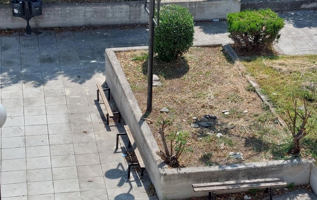 Παρατημένο παρκάκι στην 1η πάροδο Καρπενησίου