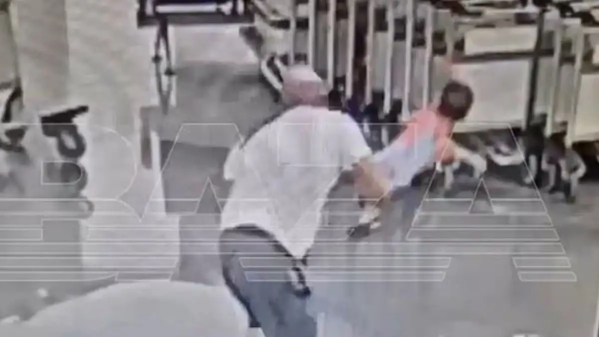 Μόσχα: Άνδρας αρπάζει παιδί, το γυρίζει ανάποδα και το πετάει με δύναμη στο πάτωμα αεροδρομίου – Σε κώμα το αγοράκι