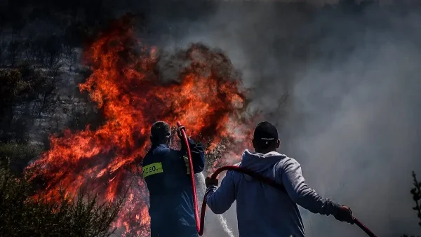Φωτιά στον Μαραθώνα: Μήνυμα του 112 στους κατοίκους να παραμείνουν σε ετοιμότητα – Σηκώθηκαν 5 εναέρια μέσα