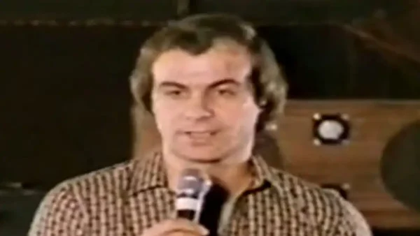 Κώστας Μοναχός: «Ήμουν το μόνο άτομο που ήταν δίπλα του» λέει η σύζυγος του τραγουδιστή που πέθανε