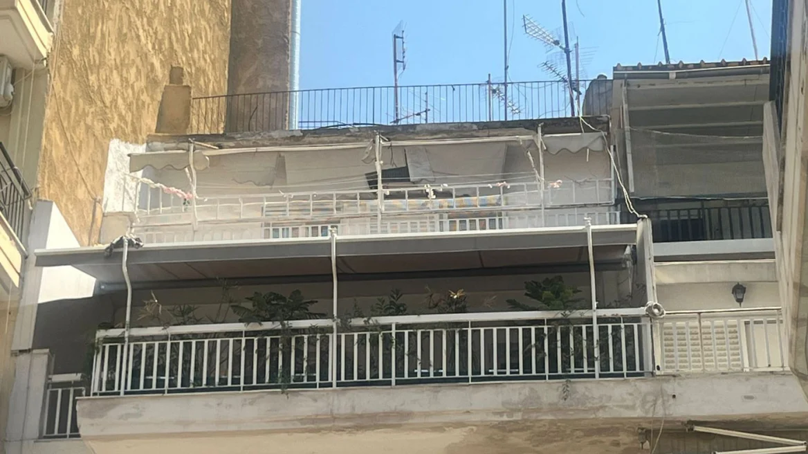 «Το παιδί έκλαιγε γιατί το τύφλωσε η Αστυνομία με τον φακό» λέει ο πατέρας που παράτησε το βρέφος σε μπαλκόνι στη Θεσσαλονίκη