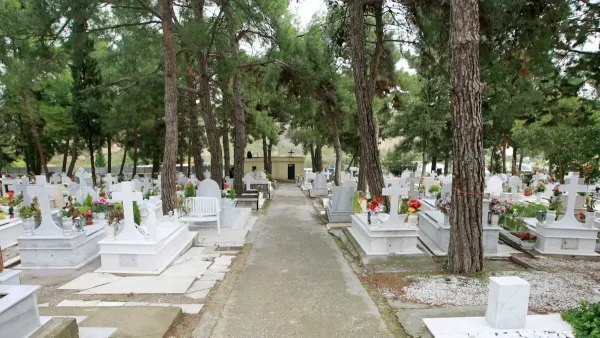 Θεσσαλονίκη: Πατέρας και γιος χτύπησαν δημοτικό υπάλληλο σε νεκροταφείο κατά τη διάρκεια εκταφής – Τον έστειλαν στο νοσοκομείο