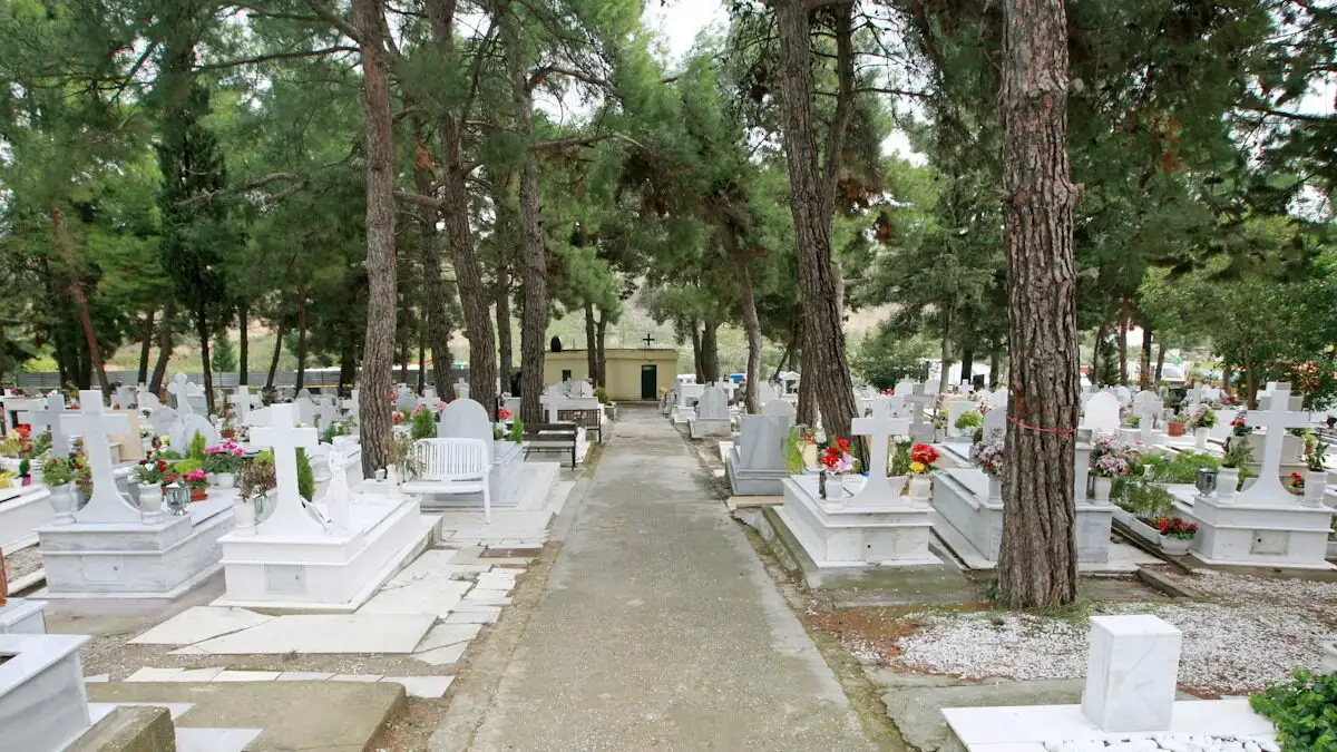 Θεσσαλονίκη: Πατέρας και γιος χτύπησαν δημοτικό υπάλληλο σε νεκροταφείο κατά τη διάρκεια εκταφής – Τον έστειλαν στο νοσοκομείο