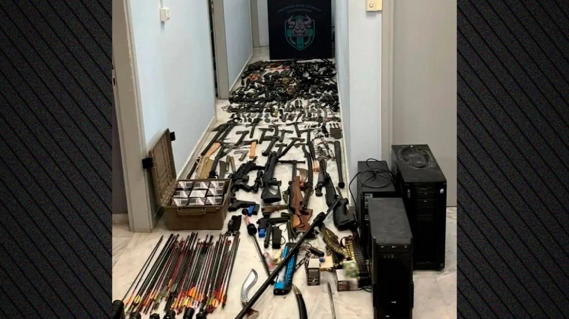Εντοπίστηκε «φορτωμένο» οπλοστάσιο σε σπίτι στα Χανιά: 42χρονος έκρυβε 107 τσεκούρια, 177 μαχαίρια και 24 ματσέτες - Είχε ακόμη και ακόντιο