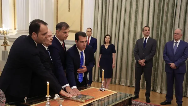 Ορκίστηκαν ο νέος υπουργός Μετανάστευσης, Θάνος Πλεύρης και οι τρεις νέοι υφυπουργοί της κυβέρνησης