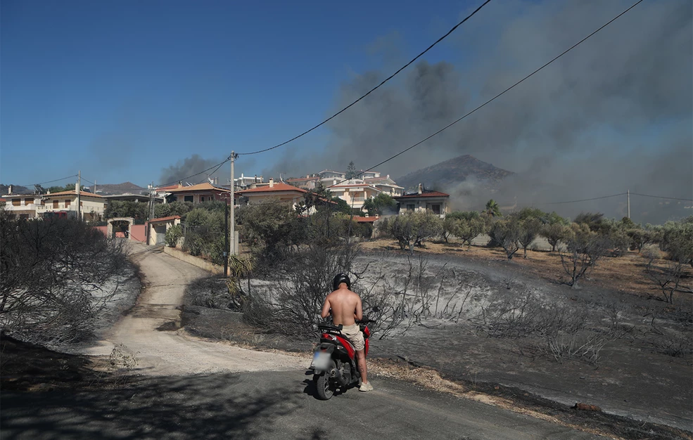 Η επόμενη μέρα μετά τη μεγάλη φωτιά στην Παλαιά Φώκαια – Αποκαρδιωτική η εικόνα, κάηκαν αρκετά σπίτια