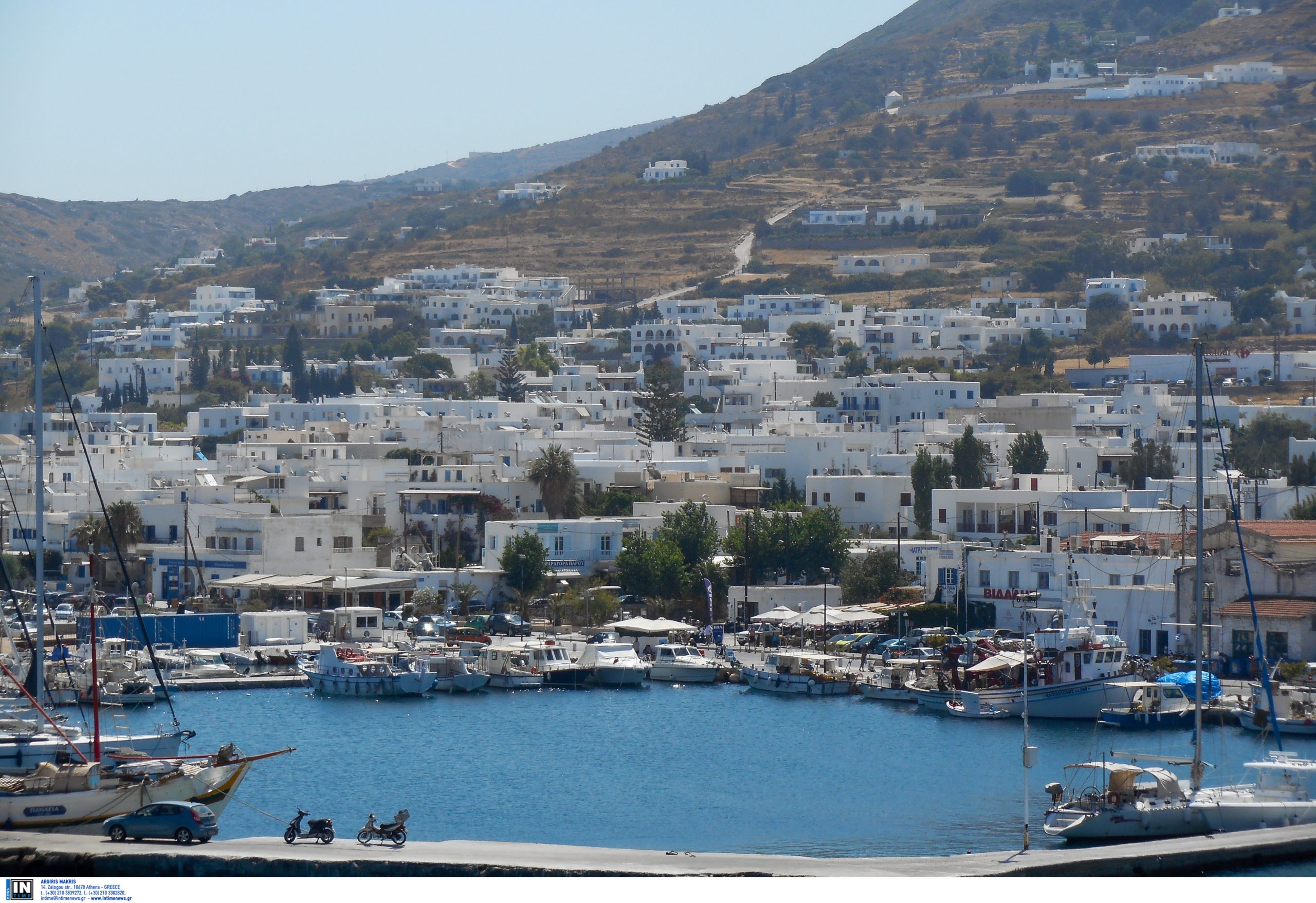 Αναστάτωση για επιβάτες: Πλοίο προσέκρουσε στην προβλήτα της Πάρου