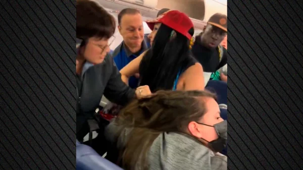Χαμός σε πτήση με μεθυσμένη επιβάτη - Επιτέθηκε σε γυναίκα, άρχισε να της τραβάει τα μαλλιά